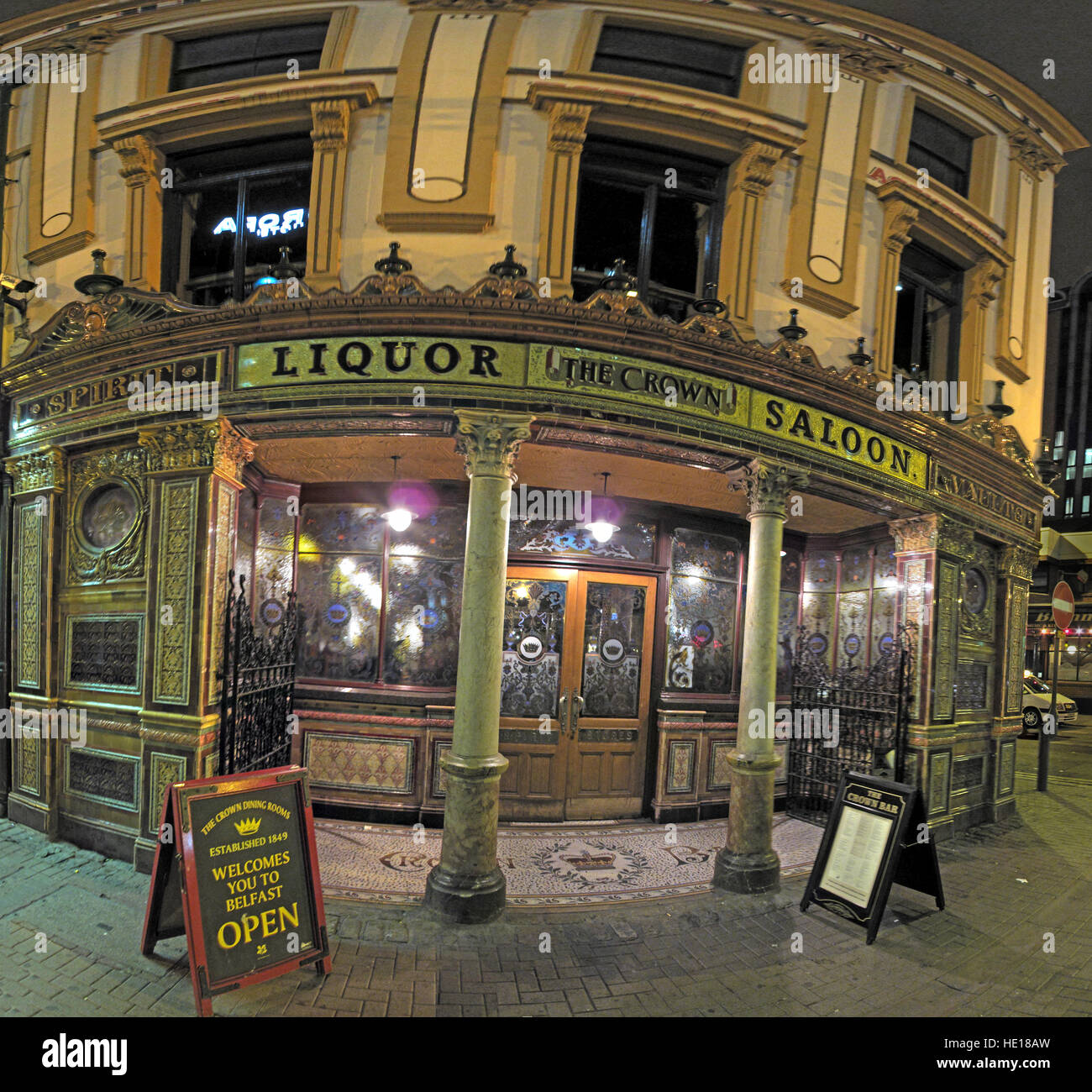Famous Crown Bar, Gt Victoria St, Belfast außen bei Nacht Stockfoto