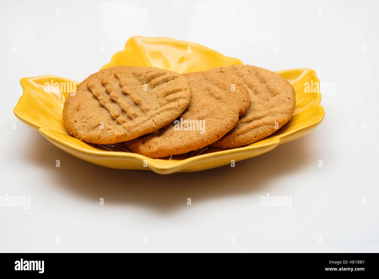 Selbstgemachte Erdnussbutter-Plätzchen auf einer gelben dekorativen blattförmige Platte. Closeup. Oklahoma, USA. Stockfoto