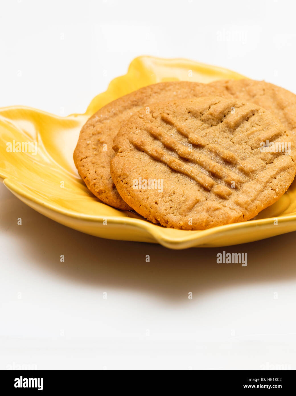 Selbstgemachte Erdnussbutter-Plätzchen auf einer gelben dekorativen blattförmige Platte. Closeup. Oklahoma, USA. Stockfoto