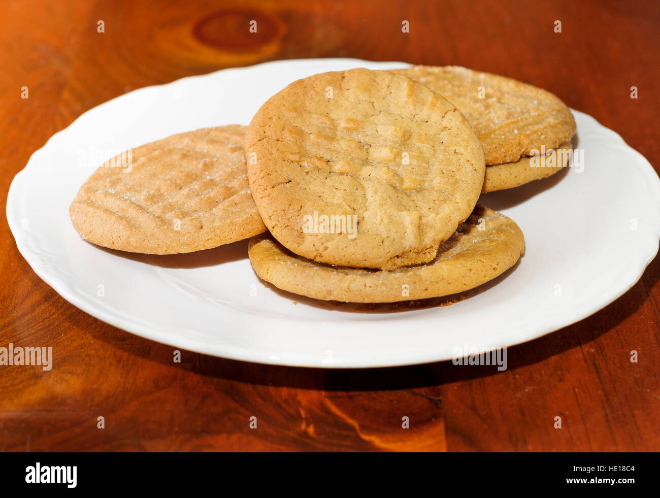 Selbstgemachte Erdnussbutter Cookies auf einer weißen Platte auf einem Holz Kiefer Tisch. Closeup. Oklahoma, USA. Stockfoto