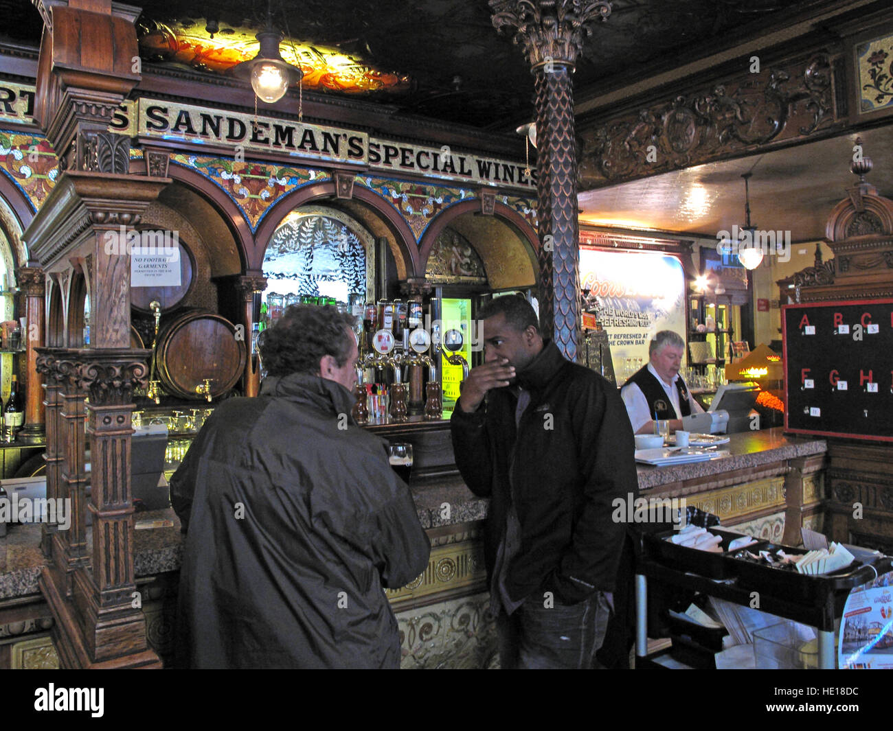 Im Chat Trinker In der Krone Saloon, große Victoria St, Belfast, Nordirland, Vereinigtes Königreich Stockfoto