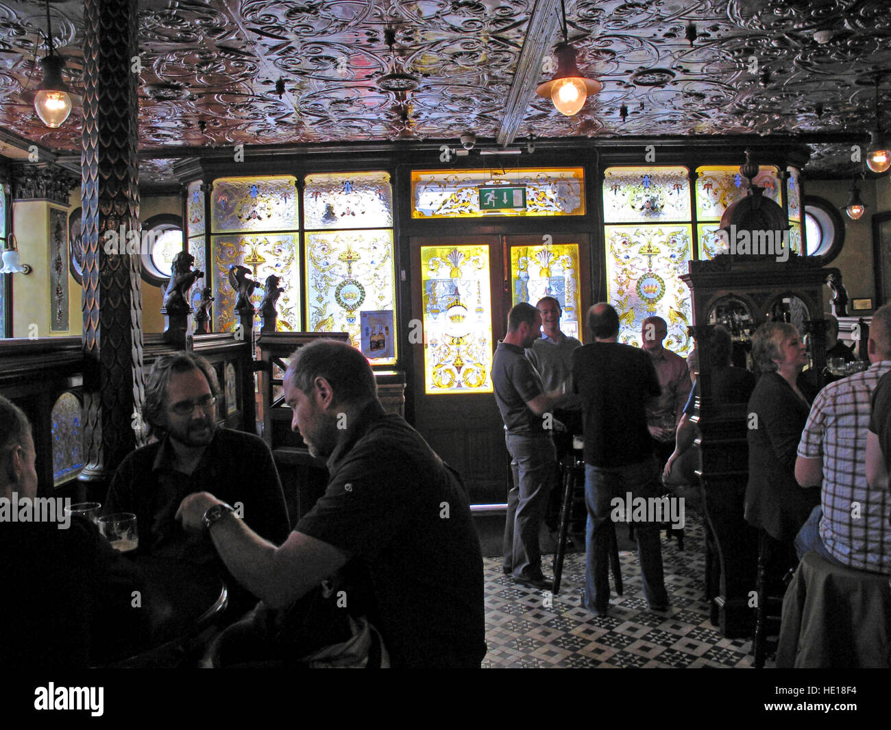 Trinker in der berühmten Krone Bar, Gt Victoria St, Belfast Stockfoto