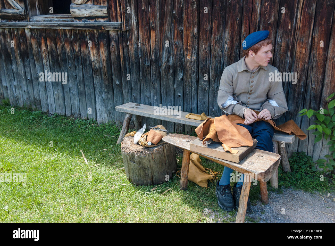 Eine männliche Teenager freiwillige Rolle spielt eine 1600 Siedler in Sainte-Marie unter der Huronen, ein lebendiges Museum in Midland, Kanada. Stockfoto