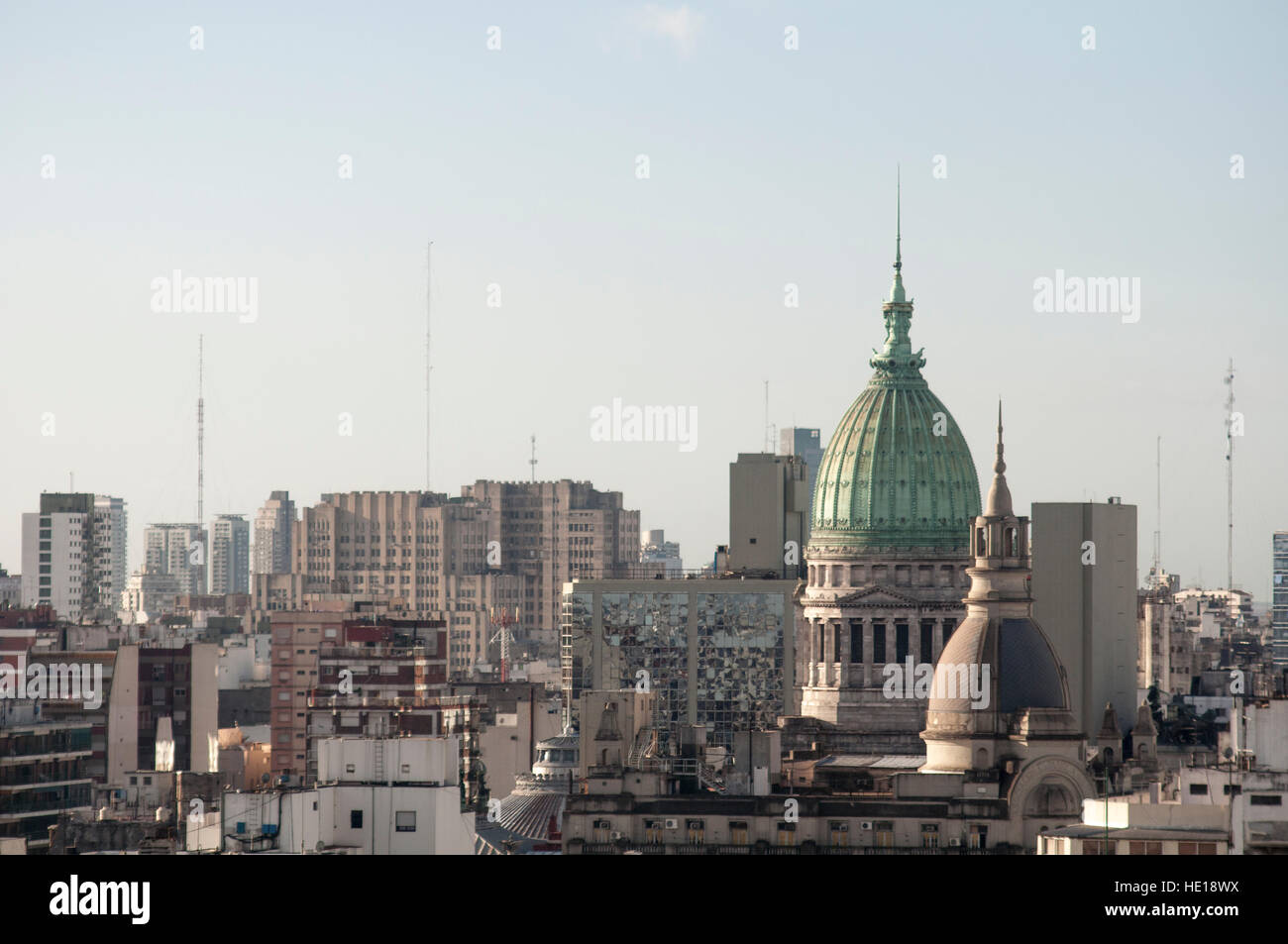 Palast des argentinischen Nationalkongresses zwischen den Gebäuden. Buenos Aires. Stockfoto
