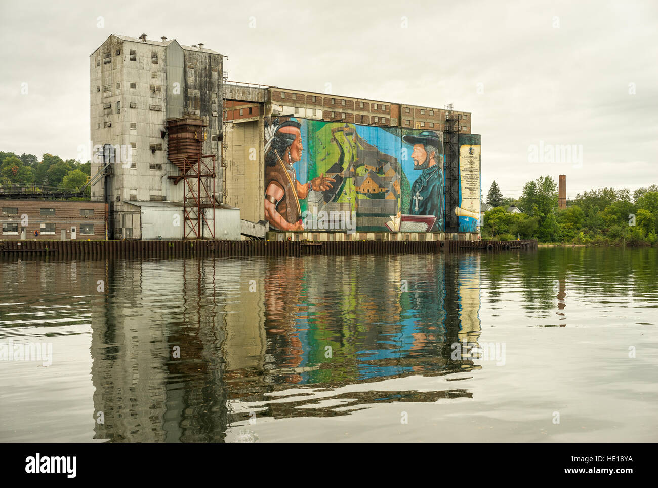 Getreidesilos mit farbenfrohen Gemälde im Hafen Wasser reflektiert Stockfoto