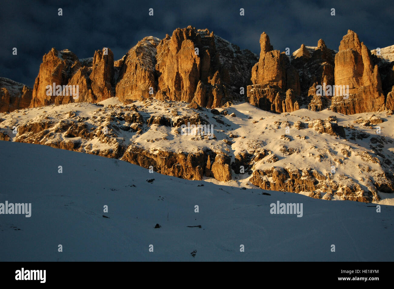 Dolomit Klippen der Sella Gruppe (Grupo del Sella) im Winter, in der Nähe von Sass Pordoi, Canazei, Provinz Trento, Italien Stockfoto