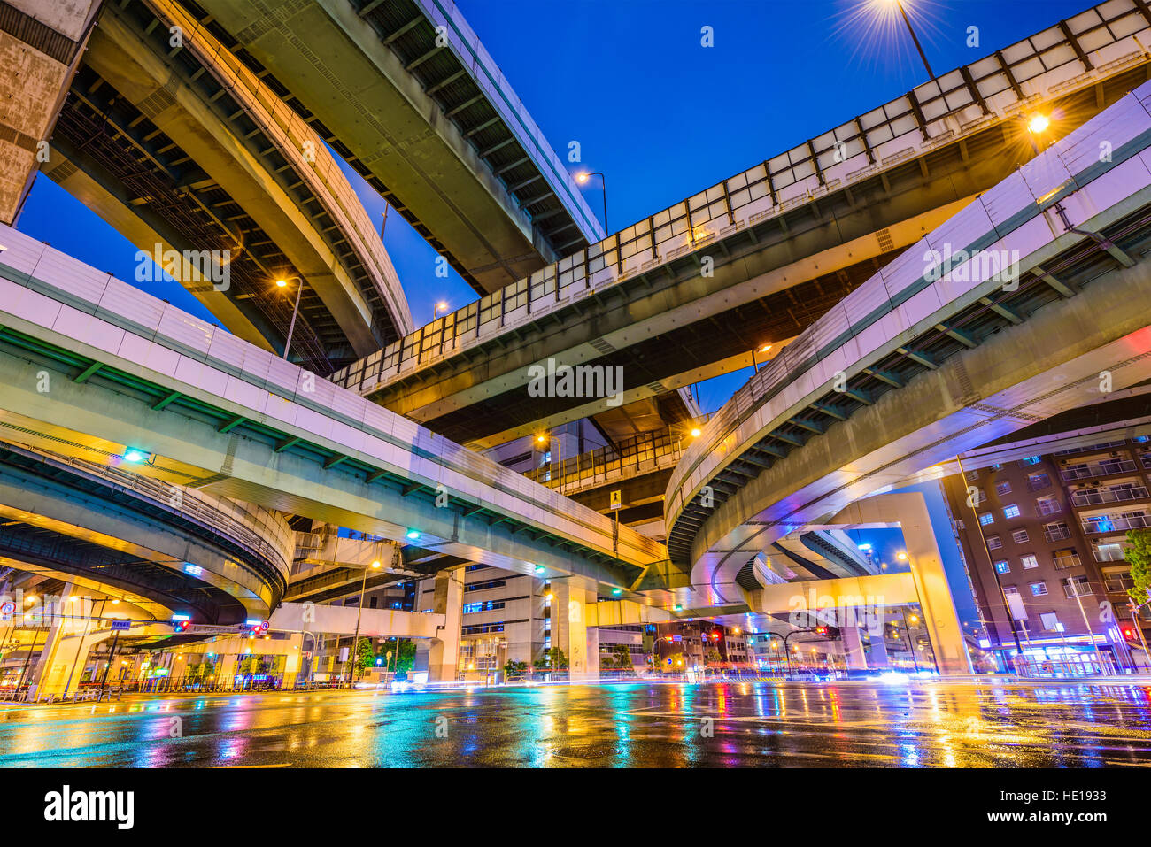 Hochstraßen und Straßen in Osaka, Japan. Stockfoto