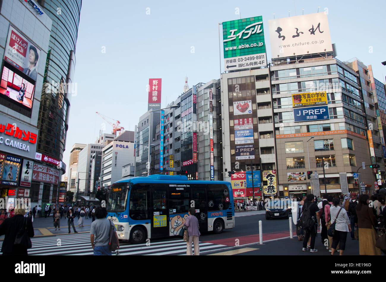 Japanische Leute warten Verkehrszeichen für gehen Crossover Verkehrsstraße mit Stadtbild in der Abenddämmerung Zeit im Shibuya-Stadt der Kanto-Region am 20. Oktober 2016 Stockfoto