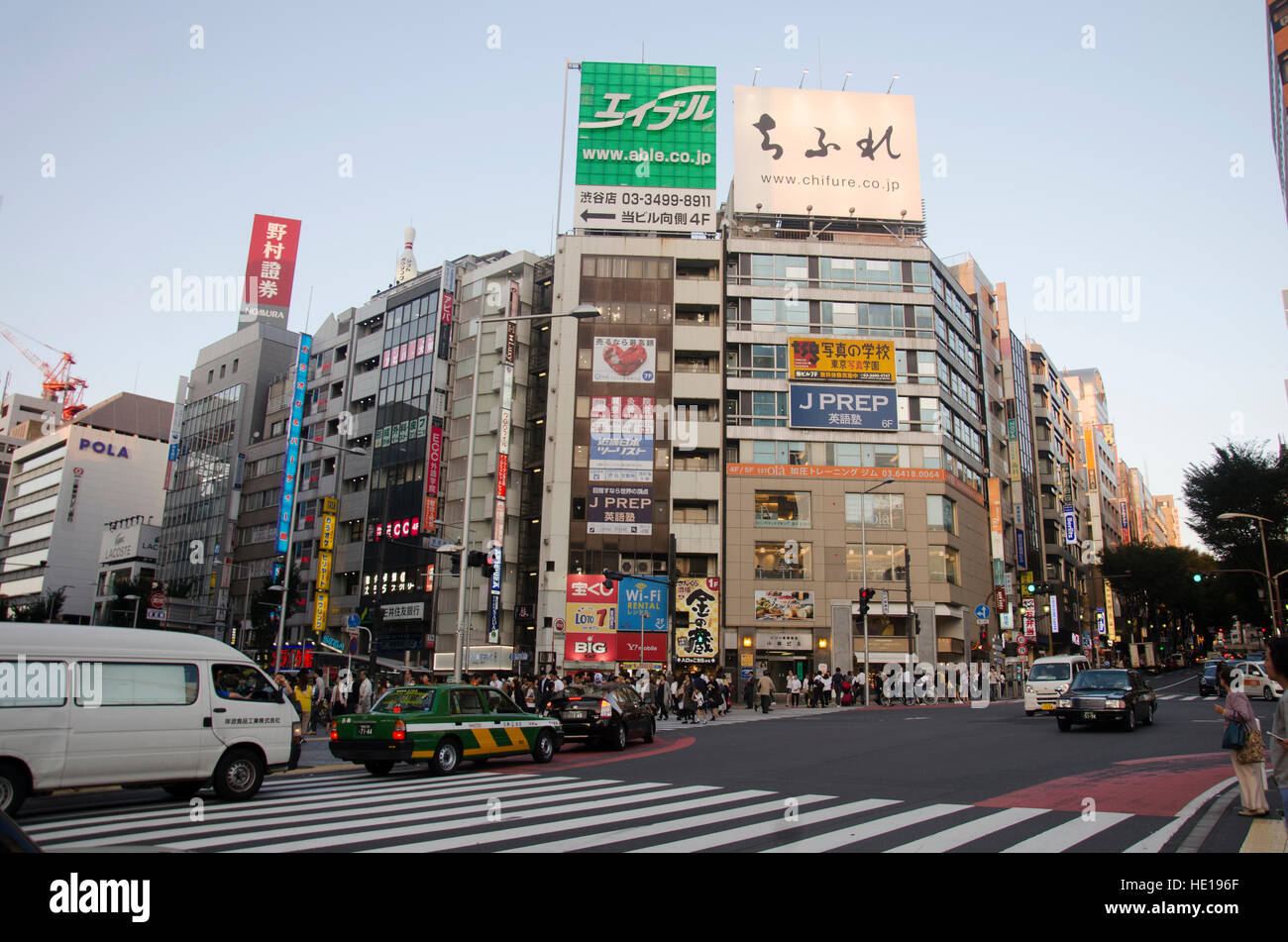 Japanische Leute warten Verkehrszeichen für gehen Crossover Verkehrsstraße mit Stadtbild in der Abenddämmerung Zeit im Shibuya-Stadt der Kanto-Region am 20. Oktober 2016 Stockfoto