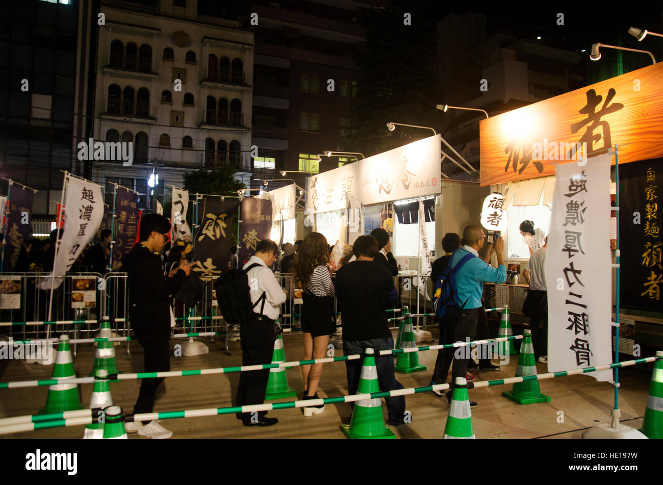 Japaner und Reisende Ausländer stehen Queue kaufen Ramen Noodle japanisches Ramen Festival in Shinjuku City am 20. Oktober 2016 in Tokio Stockfoto