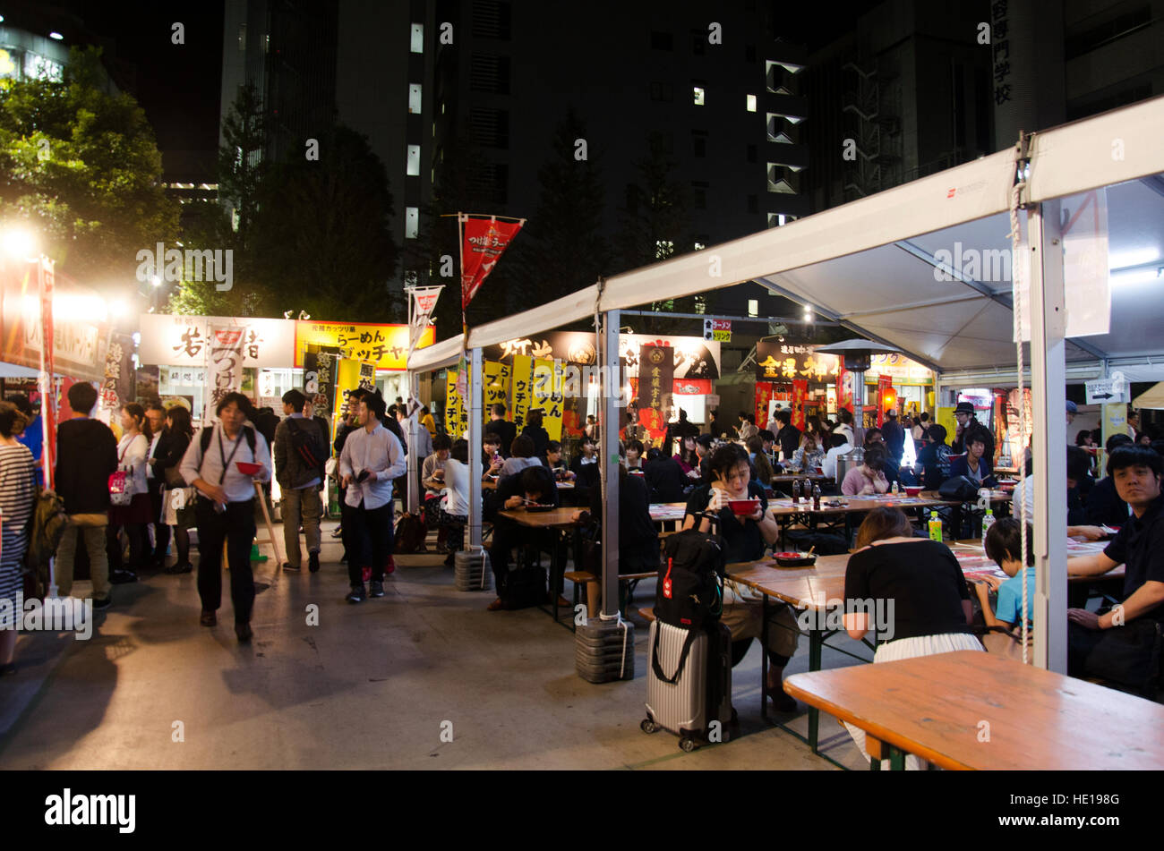 Japaner und Reisende Ausländer stehen Queue kaufen Ramen Noodle japanisches Ramen Festival in Shinjuku City am 20. Oktober 2016 in Tokio Stockfoto