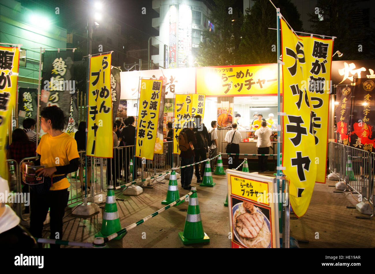 Japaner und Reisende Ausländer stehen Queue kaufen Ramen Noodle japanisches Ramen Festival in Shinjuku City am 20. Oktober 2016 in Tokio Stockfoto