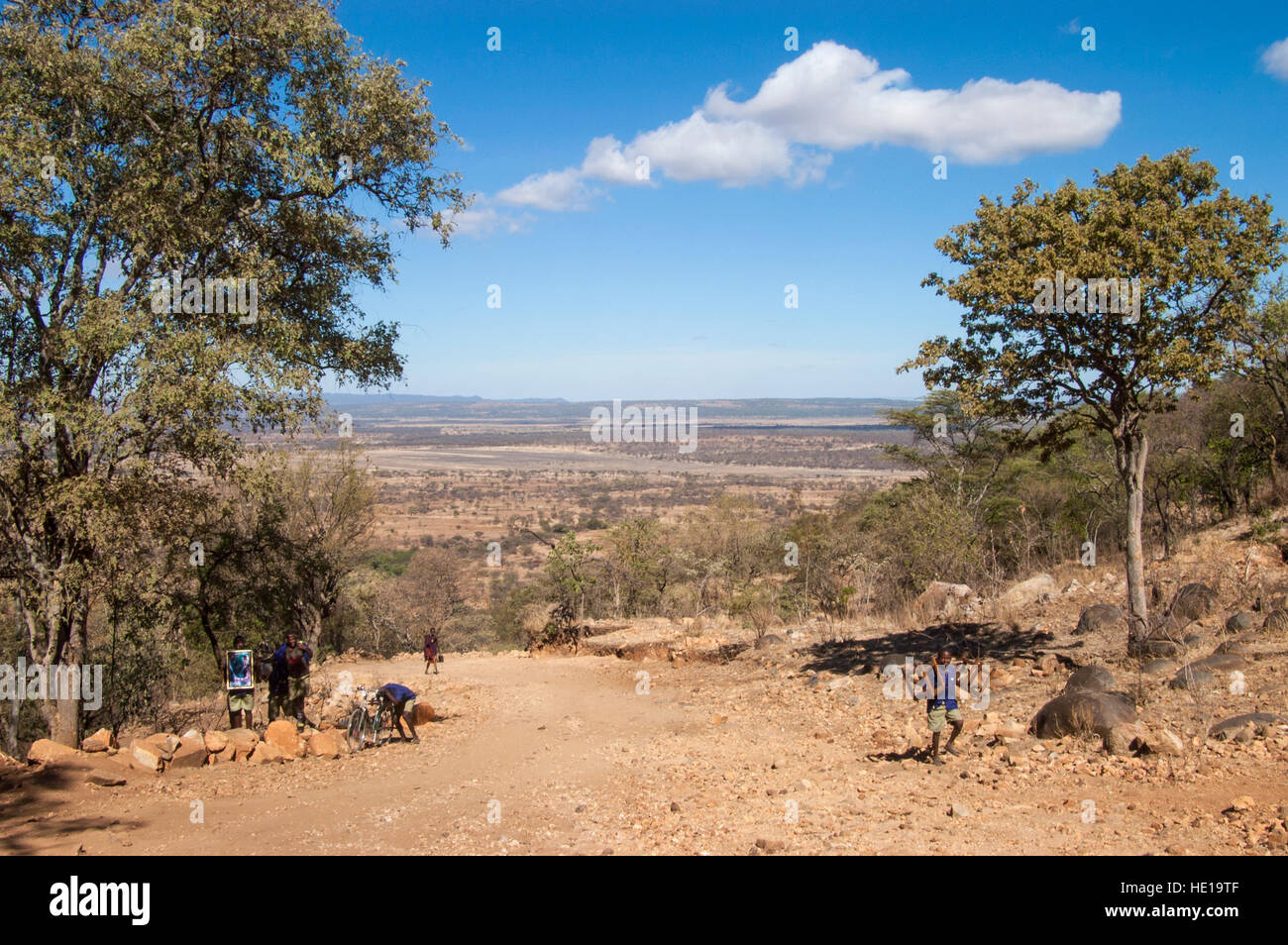 Menschen auf dem Weg zum Yaeda Tal, Region Manyara, Tansania Stockfoto