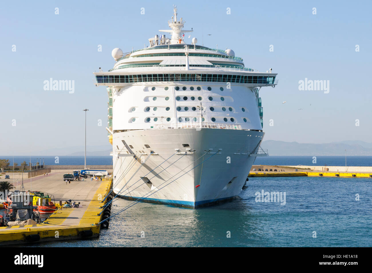 Kreuzfahrtschiff MS Navigator of the Seas vertäut im Hafen von Piräus, Athen, Griechenland Stockfoto
