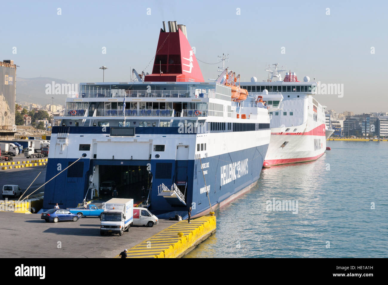 Die Ro/Ro-Fähre vertäut Nissos Chios (IMO 9215555) von Hellenic Seaways im Hafen von Piräus, Athen, Griechenland Stockfoto