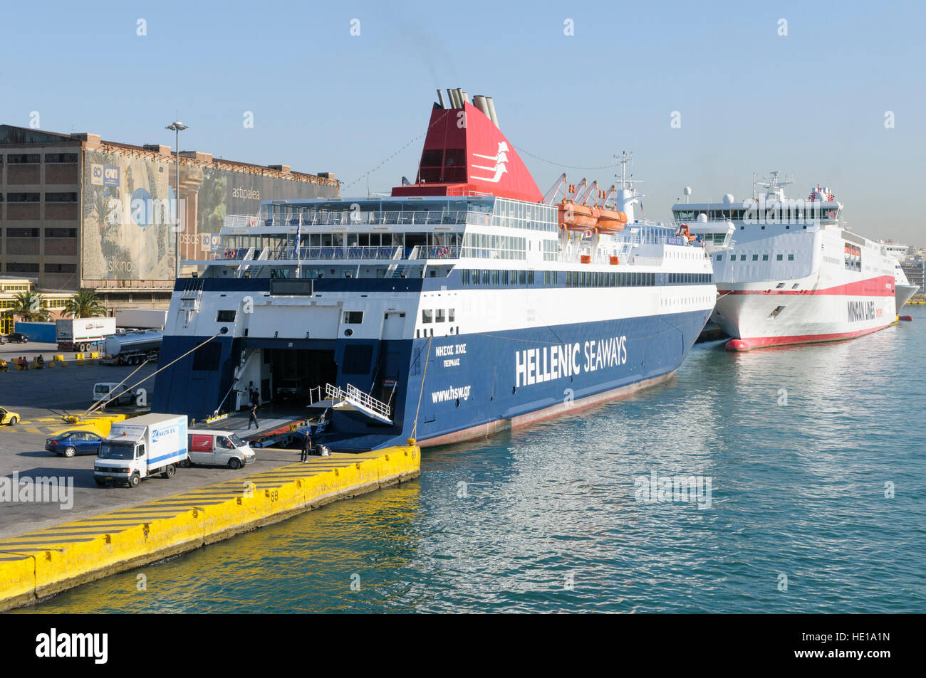 Die Ro/Ro-Fähre vertäut Nissos Chios (IMO 9215555) von Hellenic Seaways im Hafen von Piräus, Athen, Griechenland Stockfoto