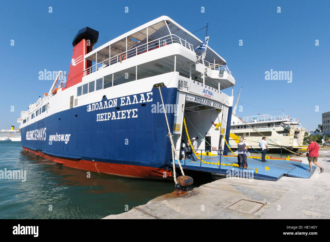 Hellenic Seaways Apollon Hellas Passagier/RoRo-Frachtschiff vor Anker im Hafen von Piräus, Athen, Griechenland. Stockfoto
