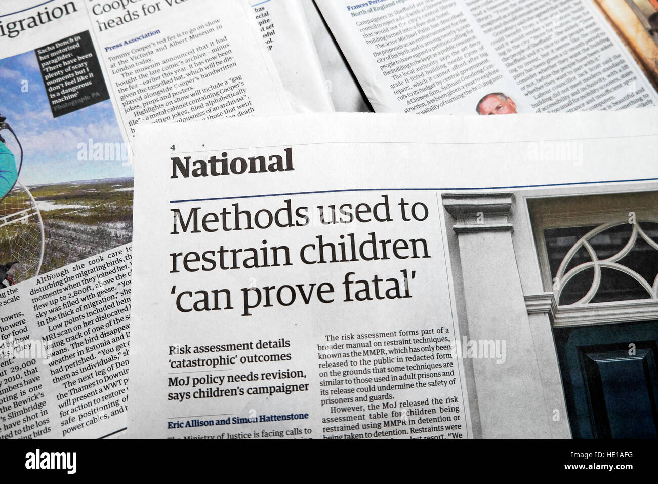 Methoden verwendet, um Kindern "kann tödlich sein" Guardian Artikel Schlagzeile London England UK zurückhalten Stockfoto