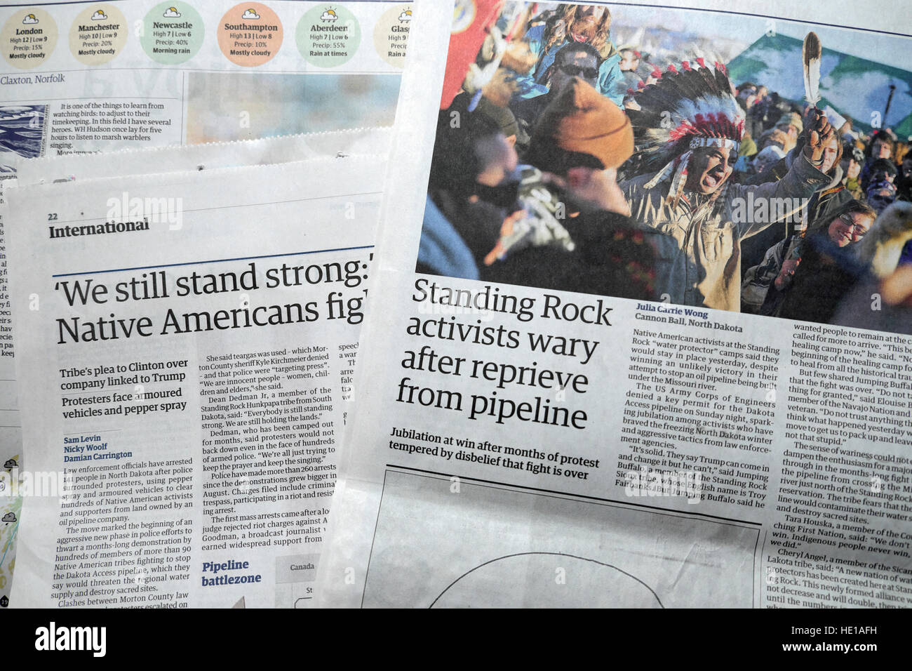 Indianer bei Standing Rock Pipeline First Nations protestieren Artikel in der Tageszeitung "Guardian" London UK Stockfoto