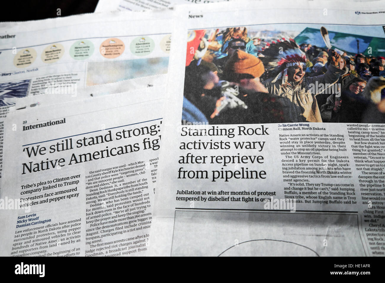 Indianer bei Standing Rock Pipeline First Nations protestieren Artikel in der Tageszeitung "Guardian" London UK Stockfoto
