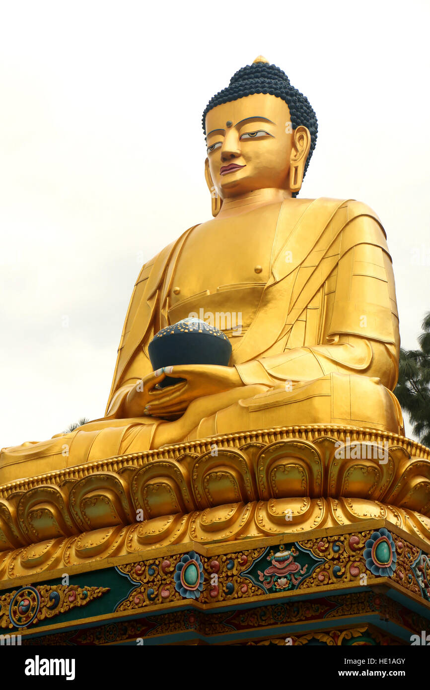 Goldene Statue von Buddha, Swayambhu Nath Tempel, Kathmandu, Nepal Stockfoto