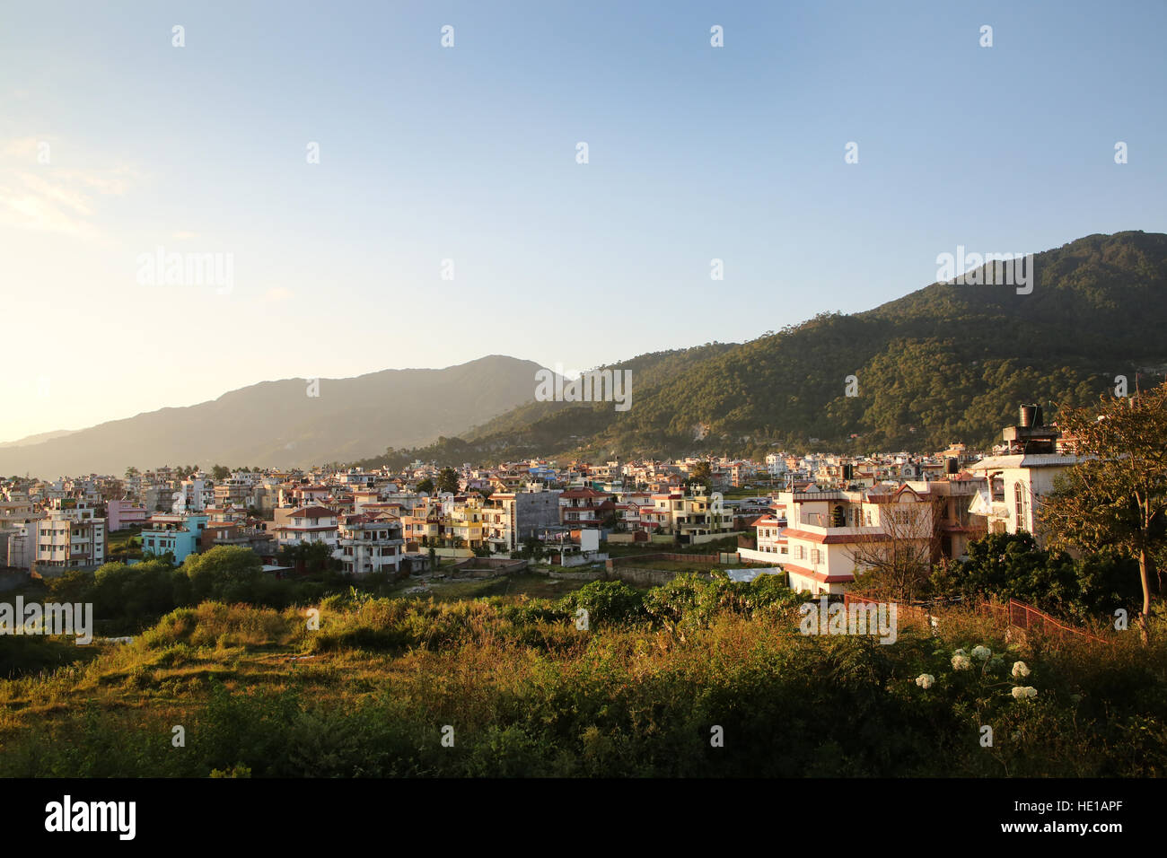 Dächer von Kathmandu Blick auf die Stadt an einem sonnigen Tag mit Bergen im Hintergrund, Nepal. Stockfoto