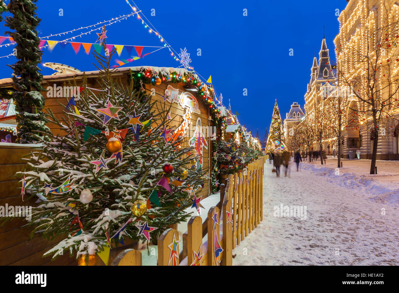 Moskau, Russland - 8. Dezember 2016: Dämmerung Blick auf den Weihnachtsbaum und Weihnachten Markt auf dem Roten Platz am Dezember 08,2016 in Moskau, Russland Stockfoto