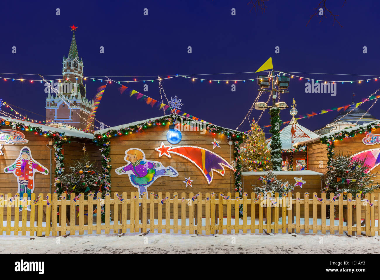 Moskau, Russland - 8. Dezember 2015: Blick auf den Spasskaja Kreml Tower mit Weihnachtsmarkt im Vordergrund am 8. Dezember 2016 in Moskau, Russland Stockfoto