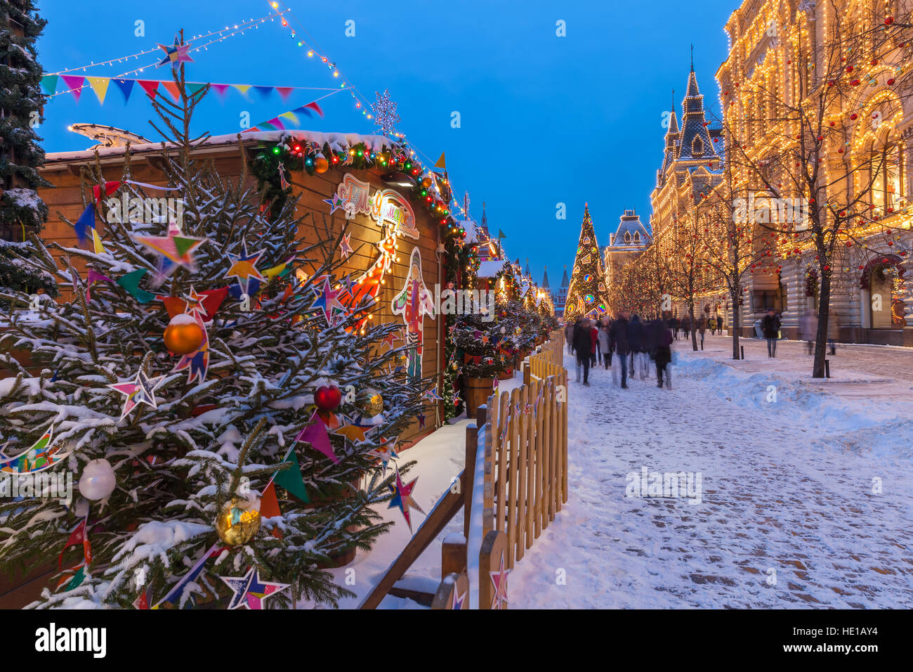 Moskau, Russland - 9. Dezember 2016: Dämmerung Blick auf den Weihnachtsbaum und Weihnachten Markt auf dem Roten Platz am Dezember 09,2016 in Moskau, Russland Stockfoto