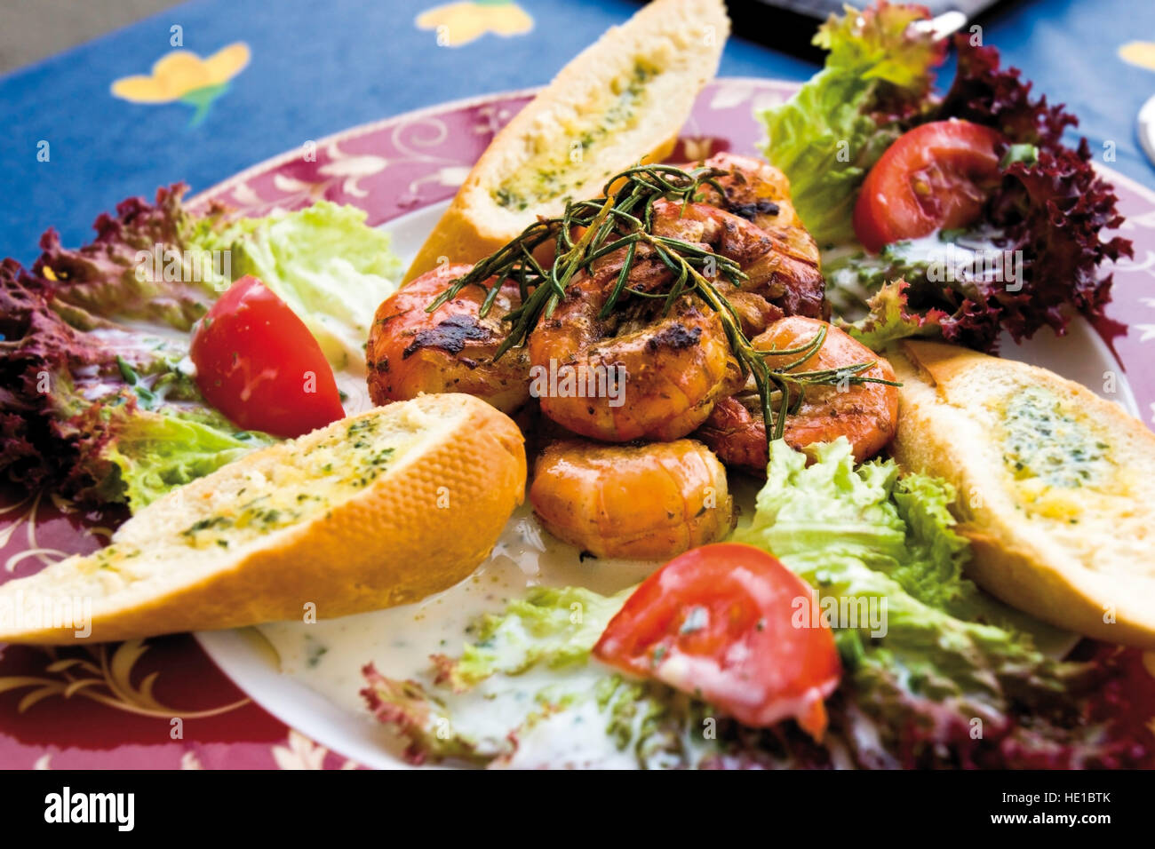 Gebratene Riesengarnelen und Brot mit Kräuterbutter Stockfoto