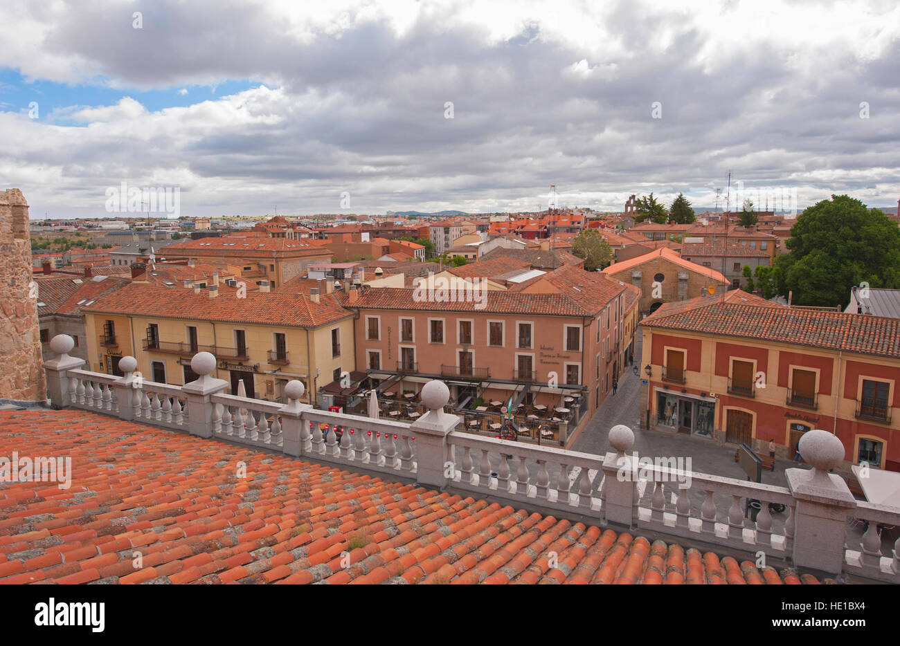 Ein Blick von der Stadtmauer über den Dächern in Avila, Spanien Stockfoto