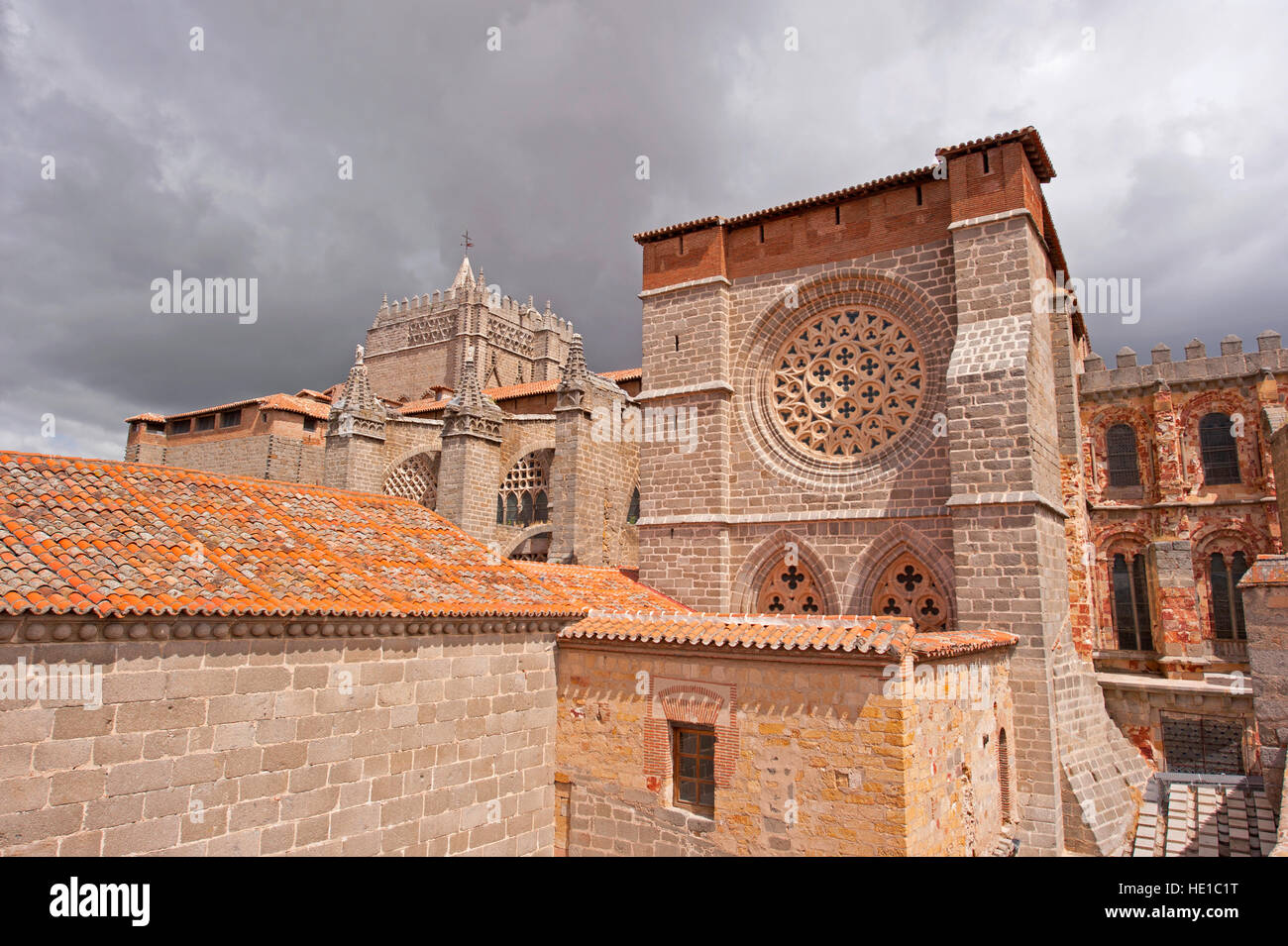 Die Kathedrale Fenster betrachtet von der Stadtmauer in Avila, Spanien Stockfoto