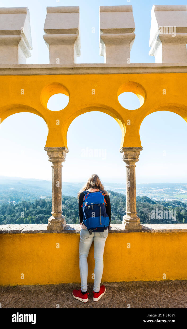Junge Frau, Blick über die Landschaft von Pena-Palast, Palácio Nacional da Pena, Sintra, Portugal Stockfoto