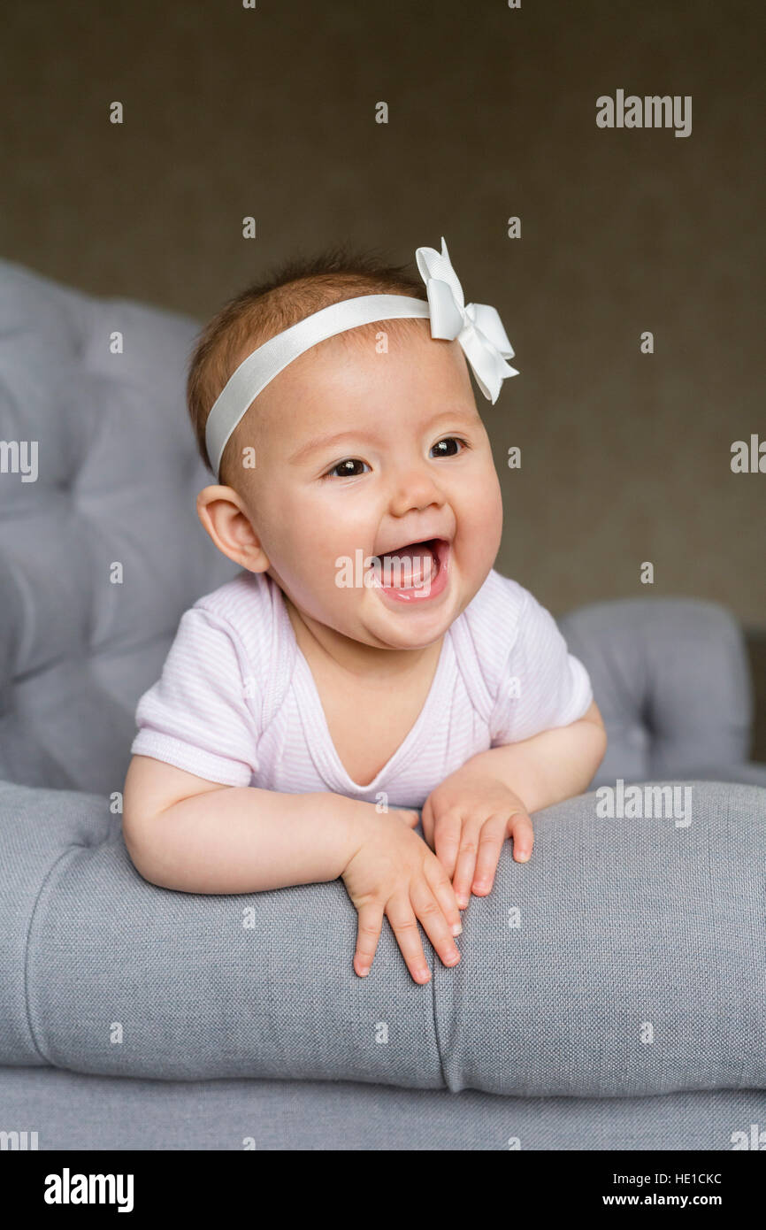 Babymädchen auf einem Sessel Stockfoto