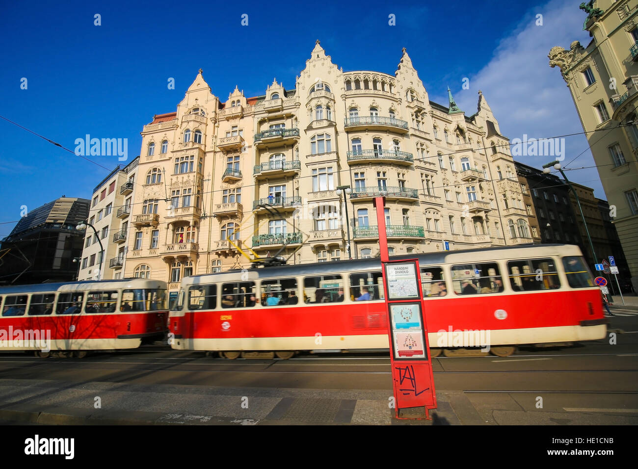 Eine typische rote Straßenbahn vorbei an der Architektur von Nove Mesto oder Neustadt in Prag, Tschechische Republik Stockfoto