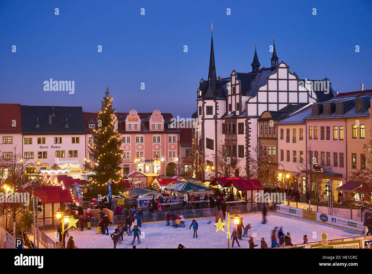 Weihnachtsmarkt mit Rathaus, Saalfeld, Thüringen, Deutschland