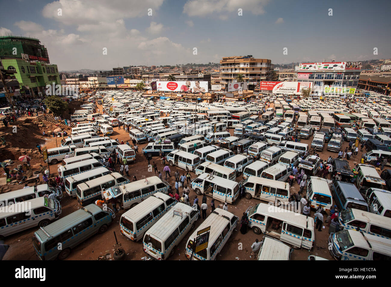 Viele Busse am Busbahnhof, Kampala, Uganda Stockfoto