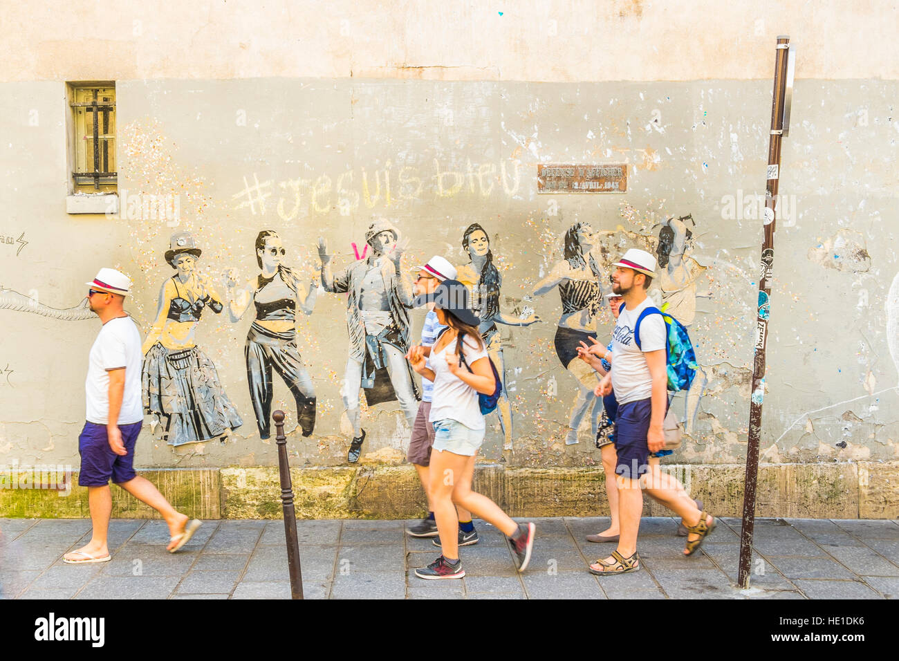 Straßenszene vor Graffito mit tanzenden jungen Menschen Stockfoto