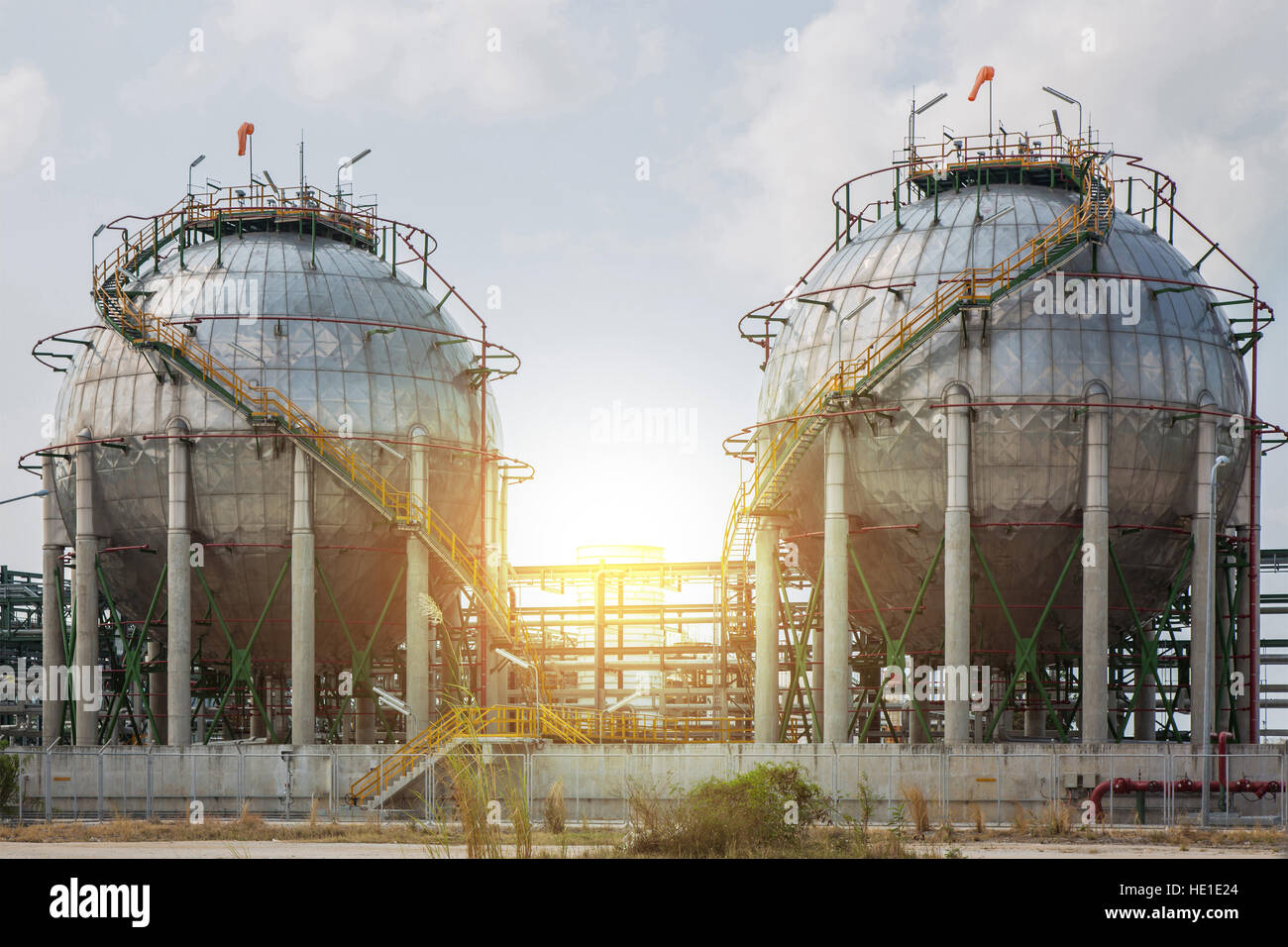 Chemikalientank, Raffinerie-Industrie-Anlage und Sonnenuntergang Verwendung für Energie und Industrie Hintergrund. Stockfoto