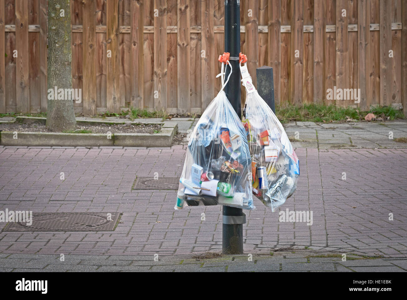 Große Taschen mit wiederverwertbaren Müll bestehend aus Kunststoff, Metalldosen und anderes Verpackungsmaterial warten darauf, von der Müllwagen abgeholt werden Stockfoto