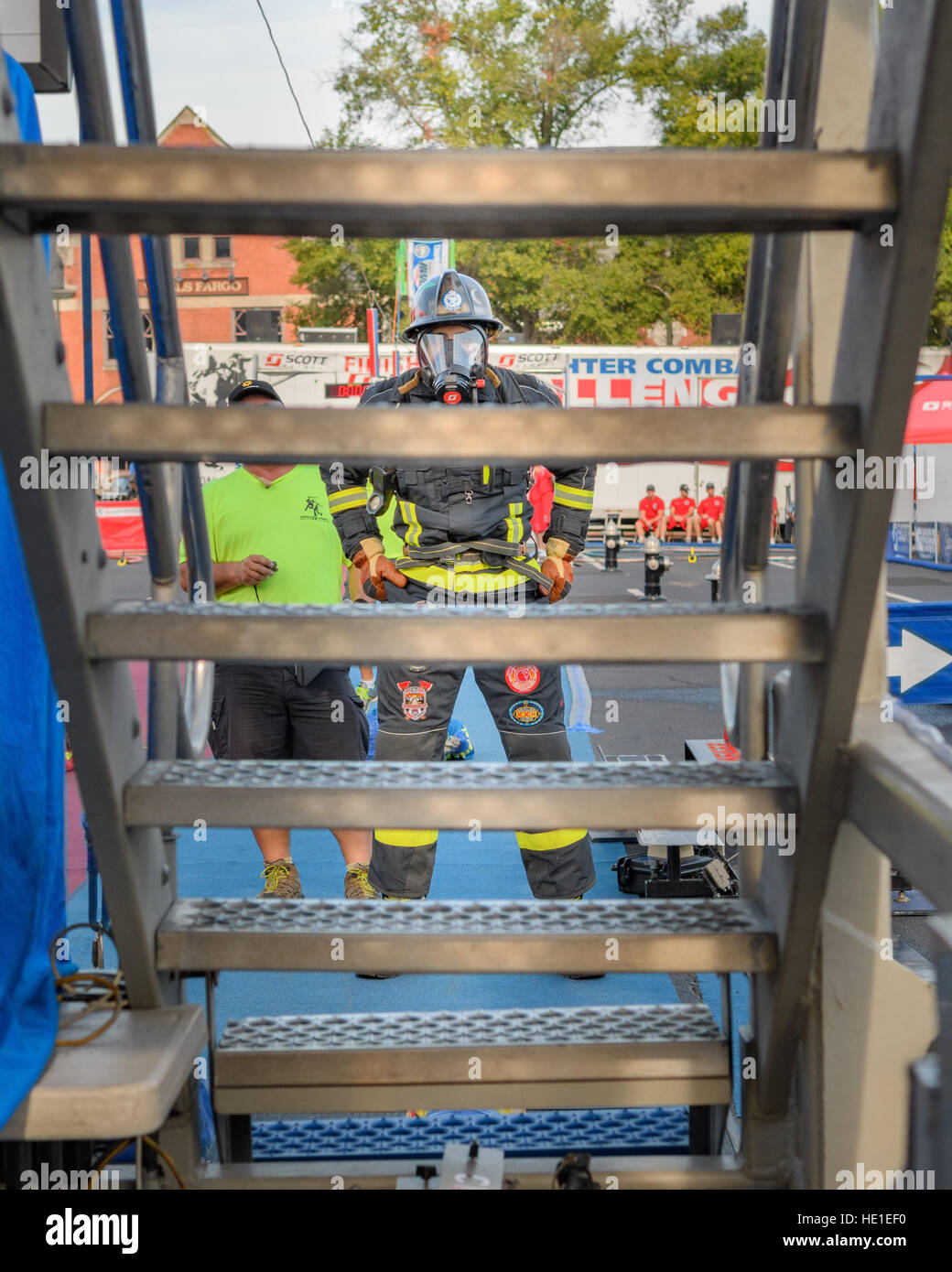 Ein Feuerwehrmann warten, um einen 4-stöckigen Turm während der Konkurrenz zu klettern. Stockfoto