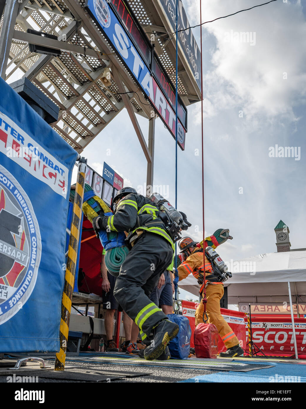 Konkurrierende Feuerwehrmänner beginnen Ihre bis vier stöckigen Turm. Stockfoto