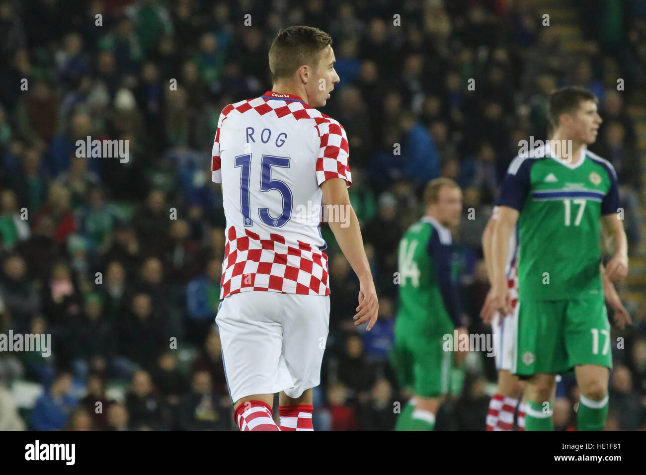 Nationale Fußball-Stadion im Windsor Park, Belfast. 15. November 2016. Internationales Freundschaftsspiel - Nordirland 0 Kroatien 3. Marko Rog (15 - rot/weiß) für Kroatien im Einsatz. Stockfoto