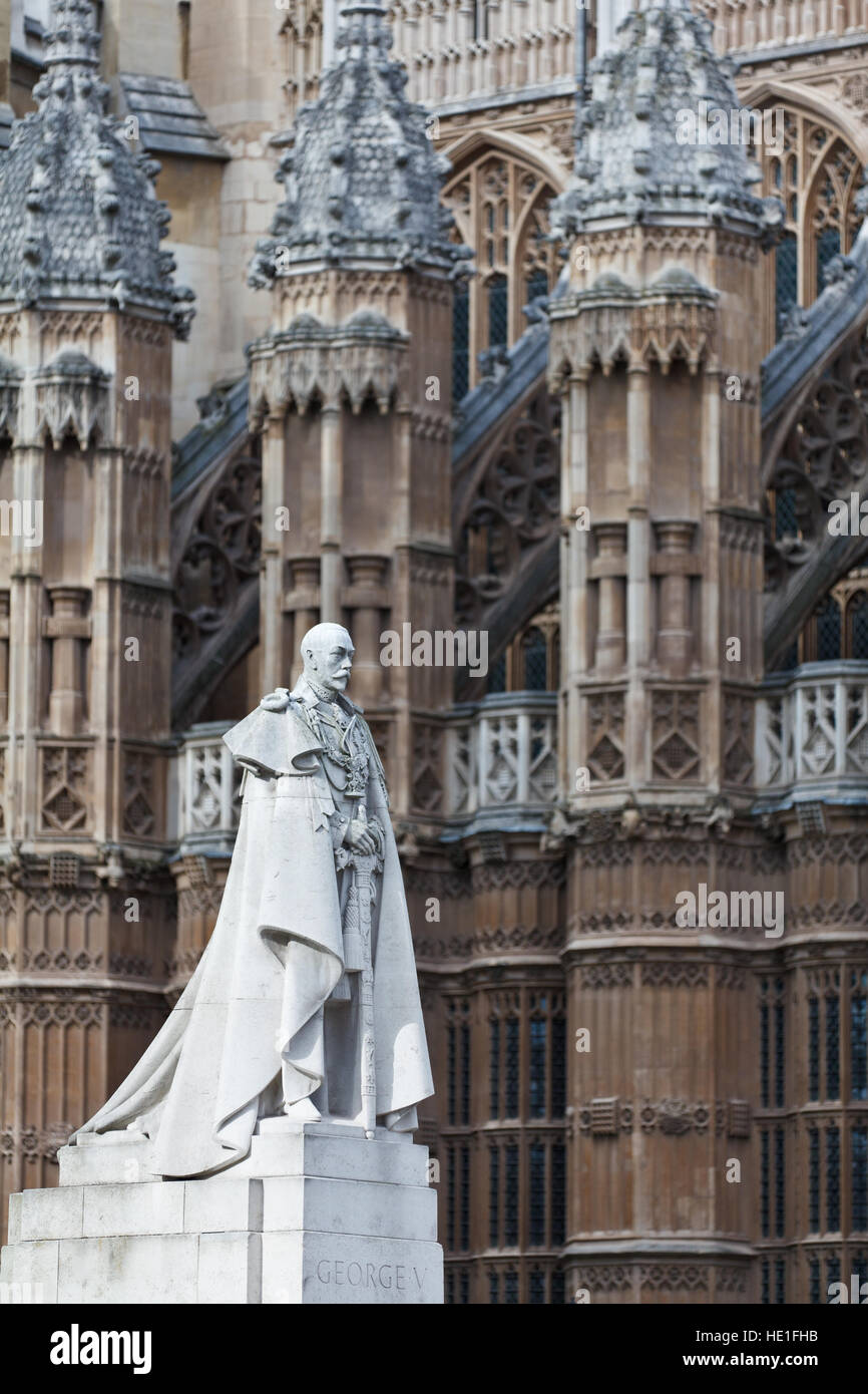 Statue von König George V vor Henry VII Marienkapelle (Westminster Abbey), London, UK Stockfoto