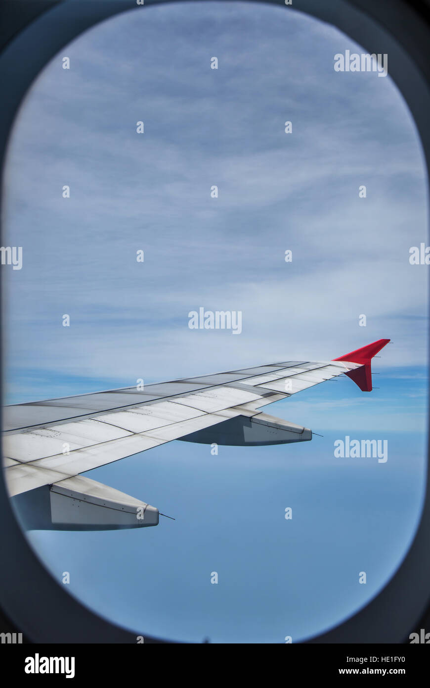 Blick aus dem Fenster des Flugzeuges Flugzeug Flügel fliegen unter blauem Himmel. Stockfoto