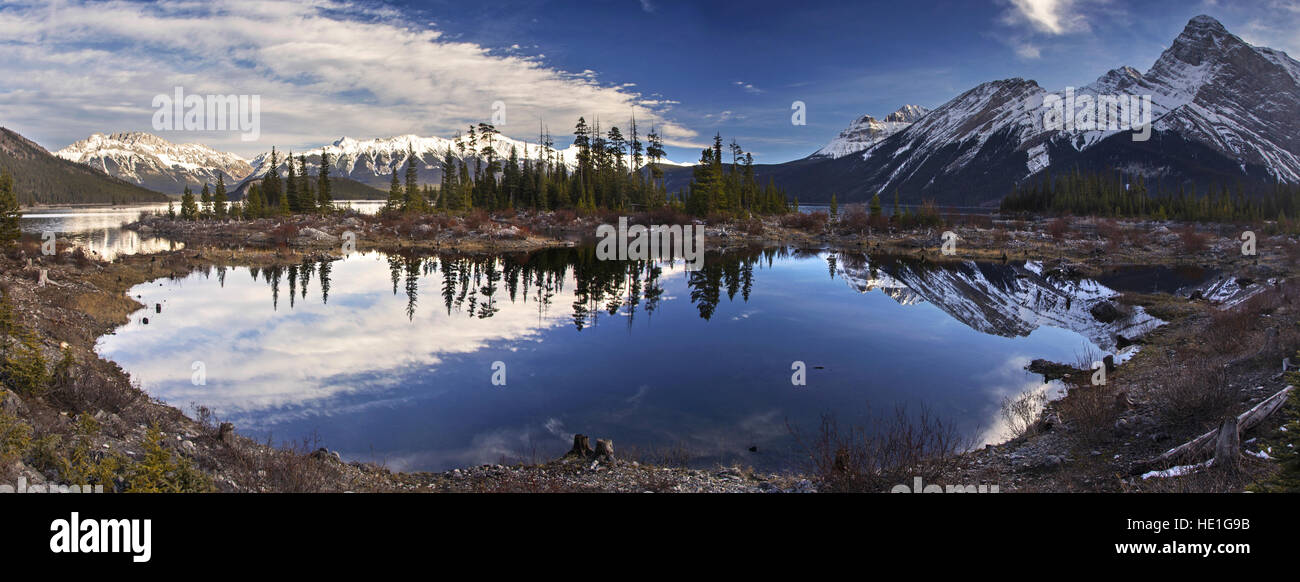 Der schneebedeckte Rocky Mountain Peak spiegelt sich in der ruhigen blauen Wasserlandschaft des Kananaskis Lake wider. Malerische Herbstwanderungen Im Alberta Peter Lougheed Provincial Park Stockfoto