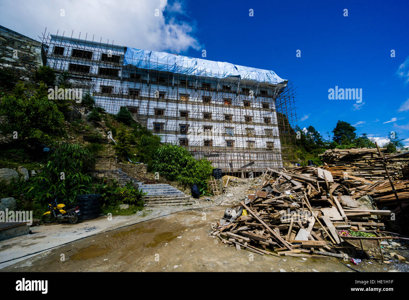 Baustelle eines neuen, großen Hotels auf einem Bergrücken Stockfoto