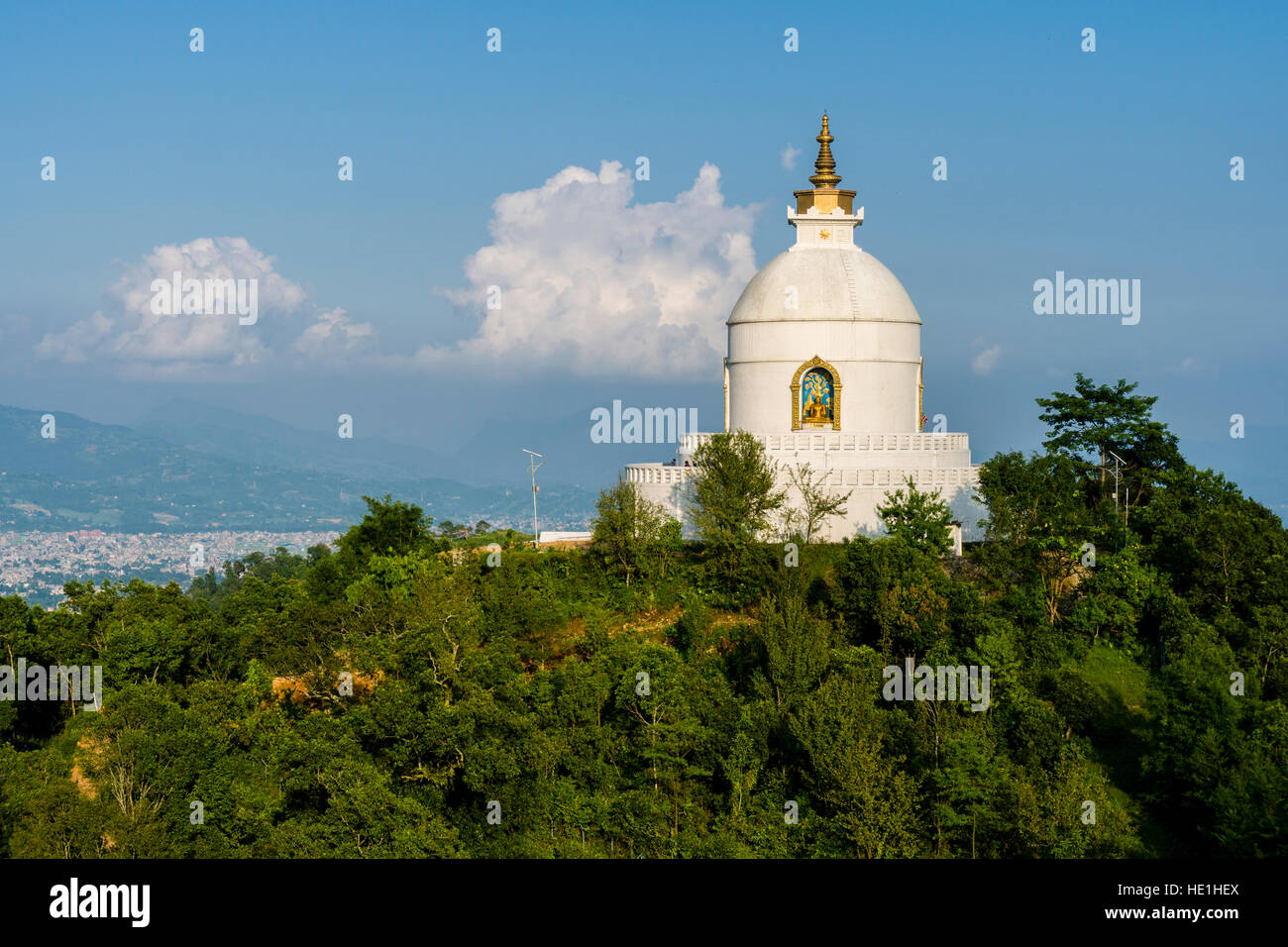 Die weißen Shanti Stupa liegt auf einem Hügel über dem Phewa See. Stockfoto