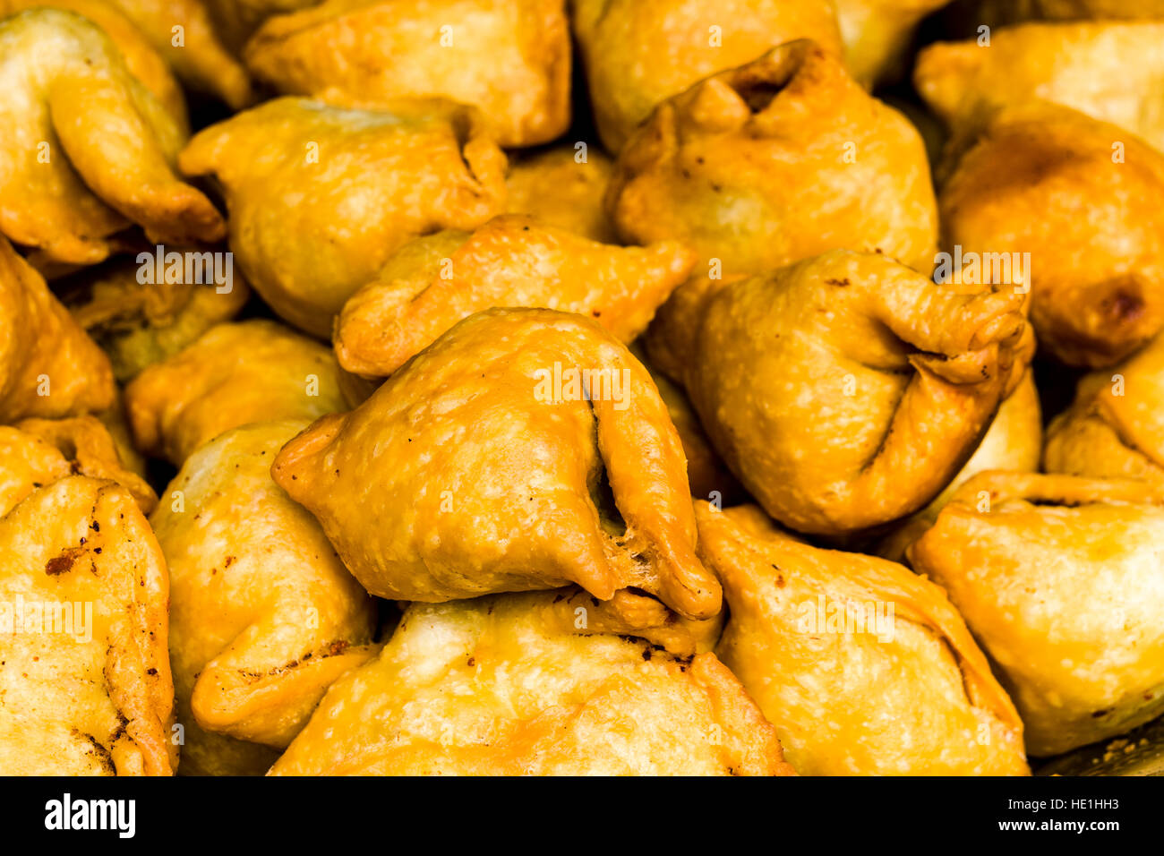 Viele frische Samosa Teigtaschen werden übereinander gestapelt zu verkaufen Stockfoto
