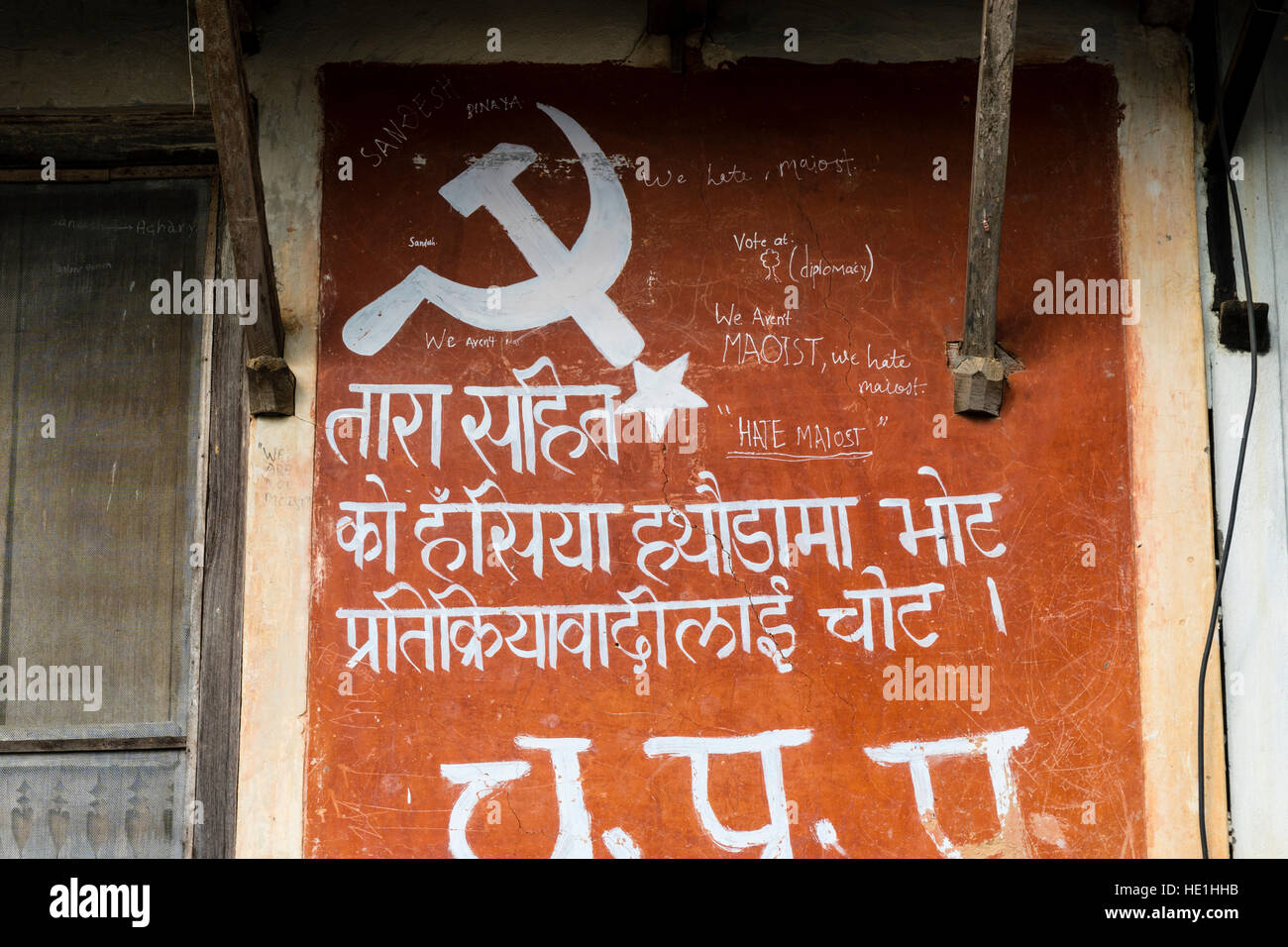 Werbung für eine kommunistische Partei, die behauptet, nicht zu maoistischen, auf einer Hauswand geschrieben Stockfoto
